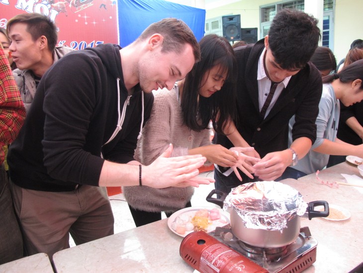 Foreign students celebrate New Year 2017 in Vietnam - ảnh 2